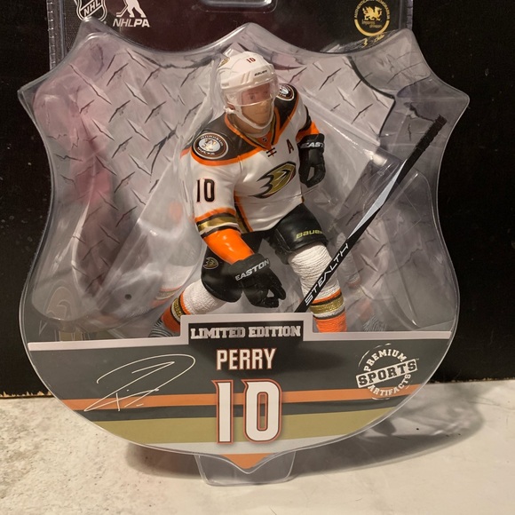 NHL Figure 6-Inch Corey Perry - Picture 4 of 6